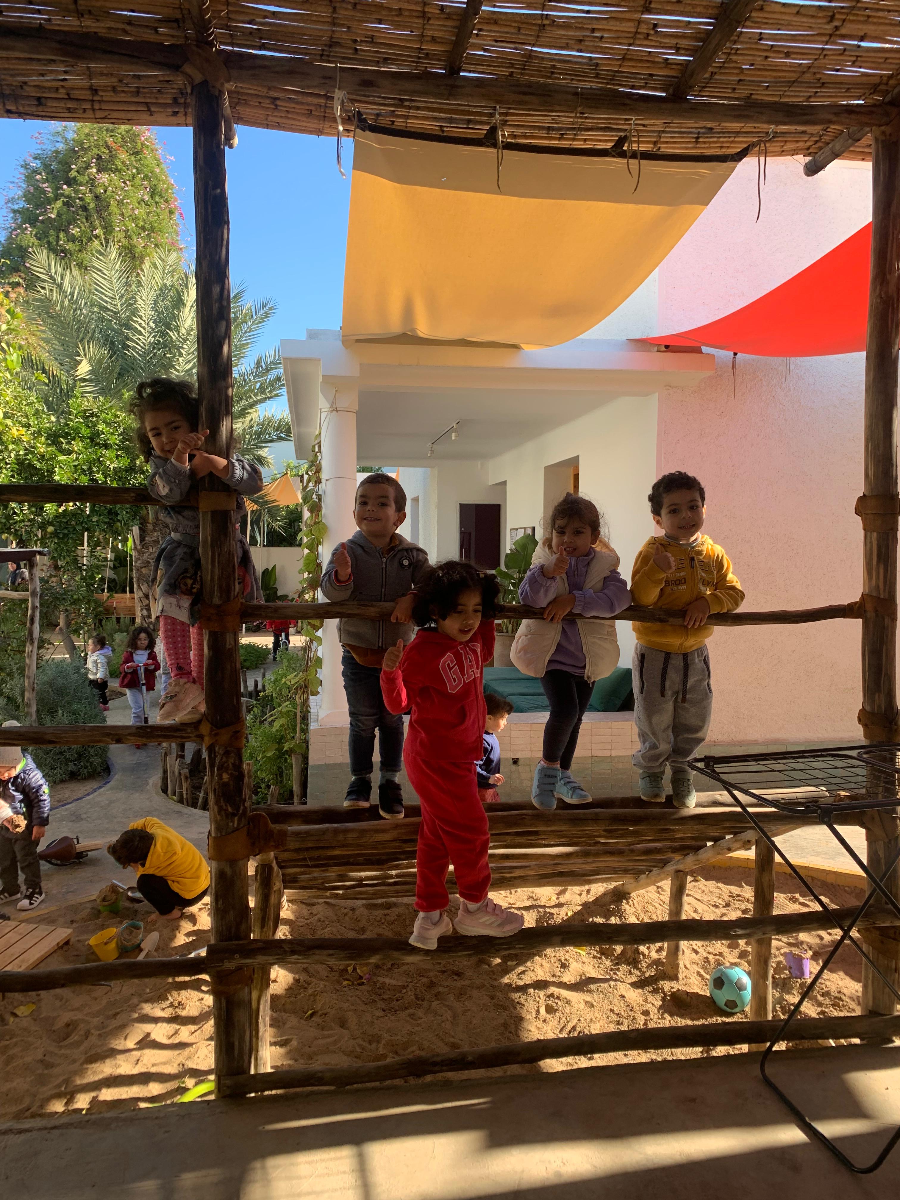 Enfants jouant en plein air dans l'école Montessori Origami