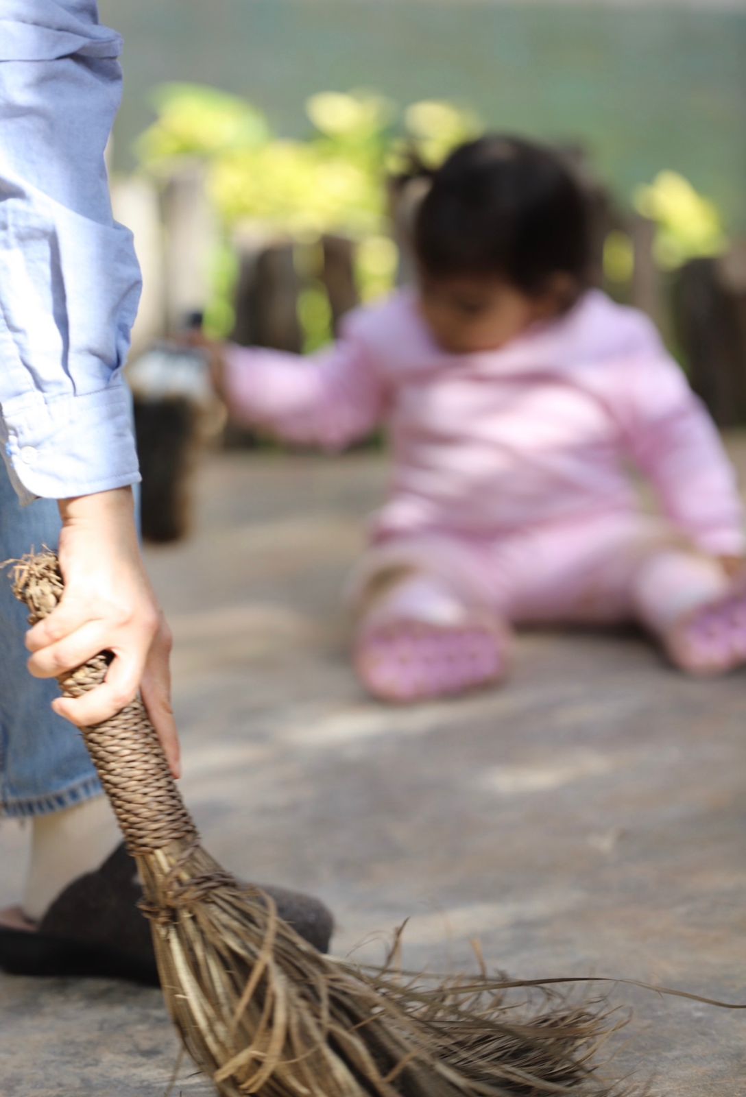Enfants apprenant dans le jardin Montessori à Fès