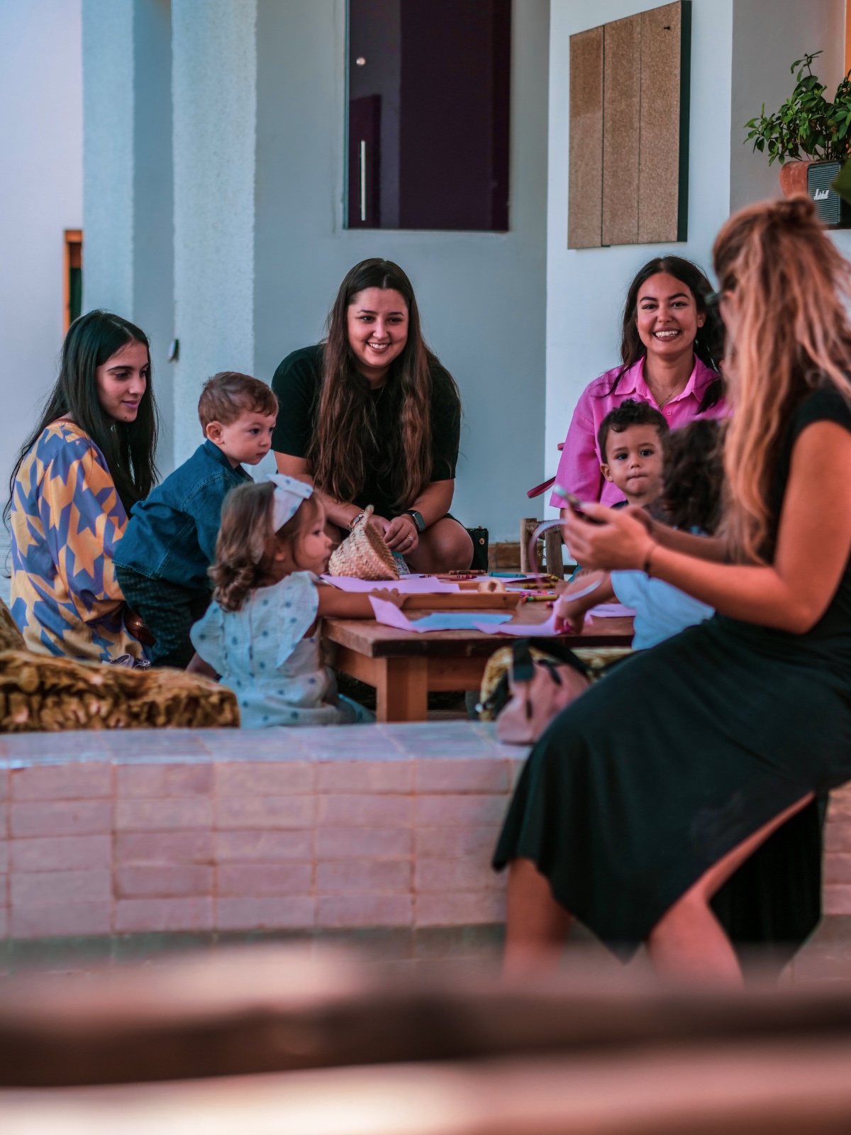 Parent souriant avec son enfant à l'école