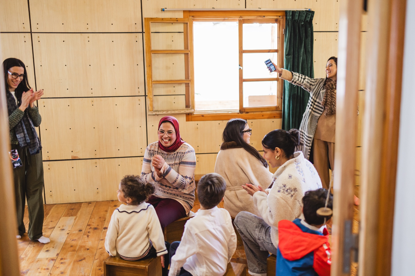 Famille heureuse à l'entrée de l'école