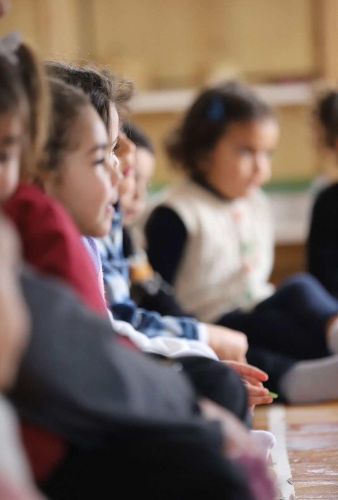 Enfants en cercle lors d'une activité collective
